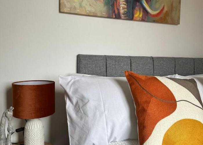 MODERN 2 BEDROOM 2 BATHROOM APARTMENT SLEEPS 4 IN WARRINGTON FOR WORK AND LEISURE WITH PRIVATE PARKING BY AMAZING SPACES RELOCATIONS Ltd