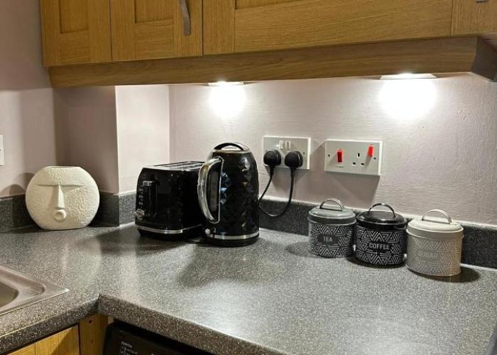 MODERN 2 BEDROOM 2 BATHROOM APARTMENT SLEEPS 4 IN WARRINGTON FOR WORK AND LEISURE WITH PRIVATE PARKING BY AMAZING SPACES RELOCATIONS Ltd