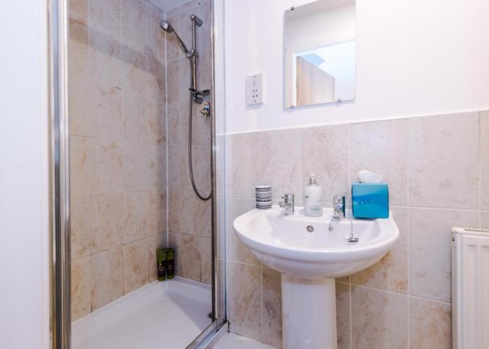 MODERN 2 BEDROOM 2 BATHROOM APARTMENT SLEEPS 4 IN WARRINGTON FOR WORK AND LEISURE WITH PRIVATE PARKING BY AMAZING SPACES RELOCATIONS Ltd