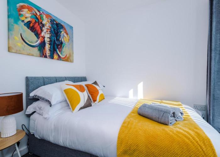 MODERN 2 BEDROOM 2 BATHROOM APARTMENT SLEEPS 4 IN WARRINGTON FOR WORK AND LEISURE WITH PRIVATE PARKING BY AMAZING SPACES RELOCATIONS Ltd