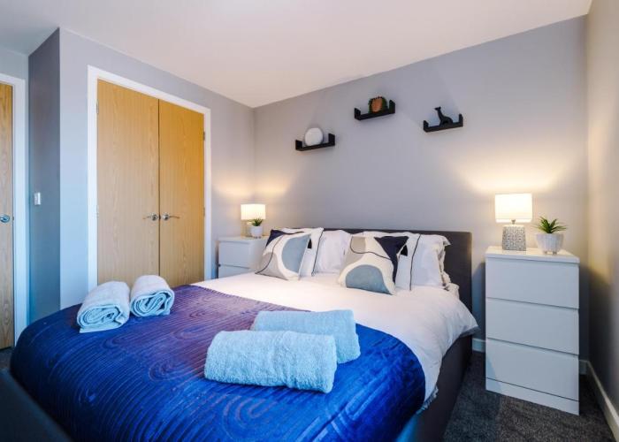 MODERN 2 BEDROOM 2 BATHROOM APARTMENT SLEEPS 4 IN WARRINGTON FOR WORK AND LEISURE WITH PRIVATE PARKING BY AMAZING SPACES RELOCATIONS Ltd