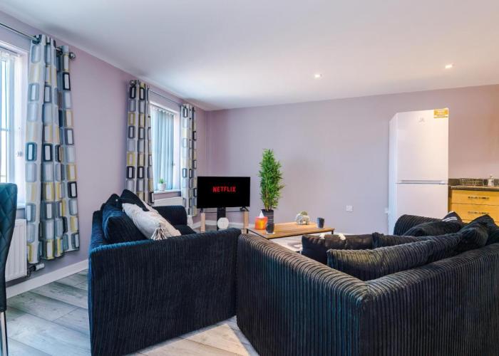 MODERN 2 BEDROOM 2 BATHROOM APARTMENT SLEEPS 4 IN WARRINGTON FOR WORK AND LEISURE WITH PRIVATE PARKING BY AMAZING SPACES RELOCATIONS Ltd