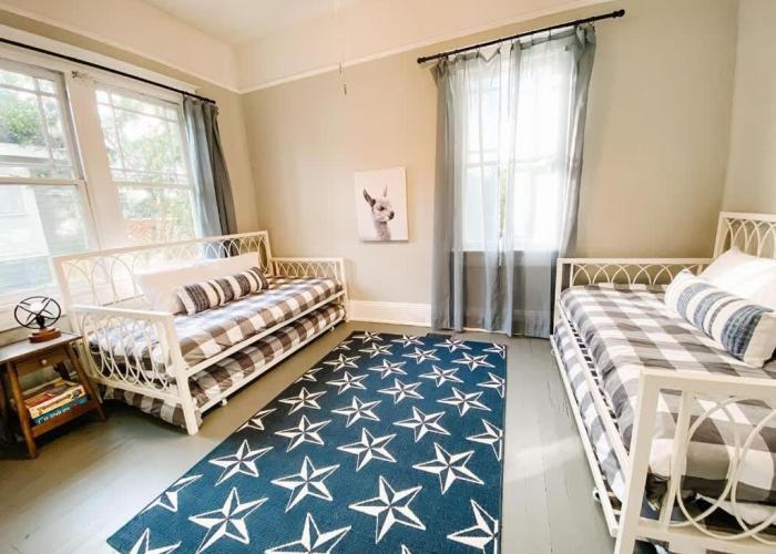 Modern & Centrally Located Stay at Calypso Dreams