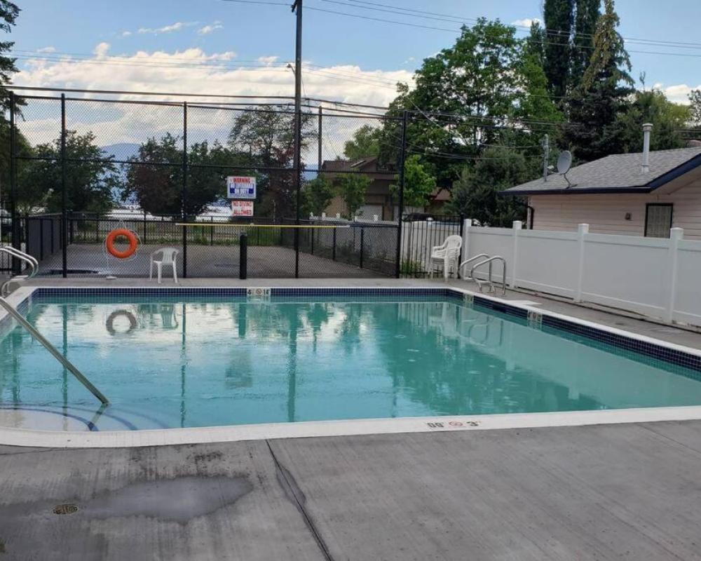 фото Lakeside studio with pool