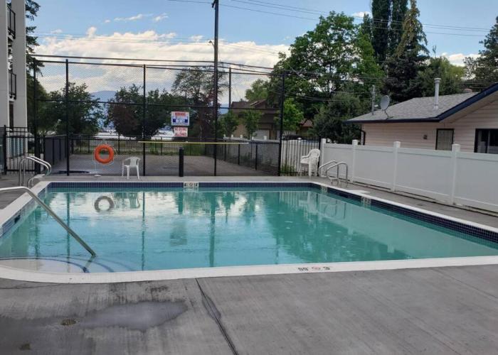 Lakeside studio with pool