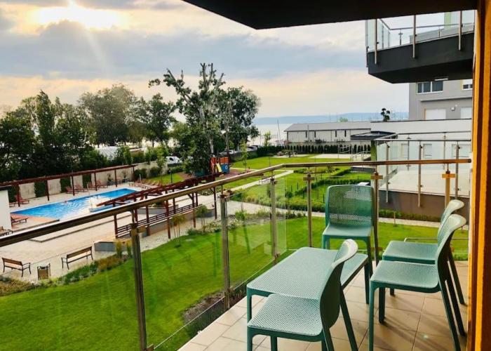 Admiral Lakeside Luxury Apartment