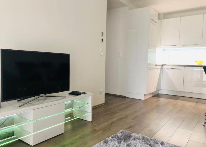 Admiral Lakeside Luxury Apartment