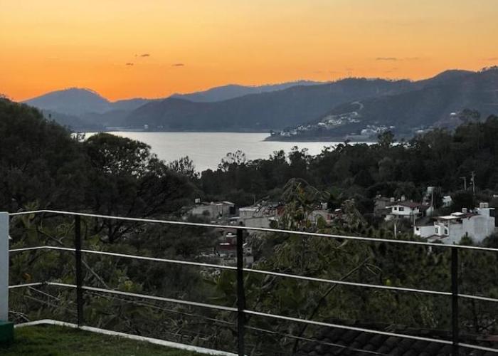 LUXO Casa en Valle de Bravo con jacuzzi y espectacular vista al lago