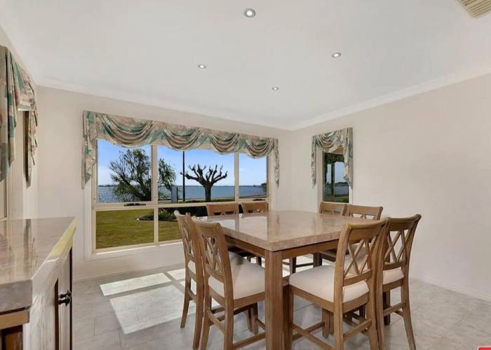 Lakefront Beauty ! Pet friendly