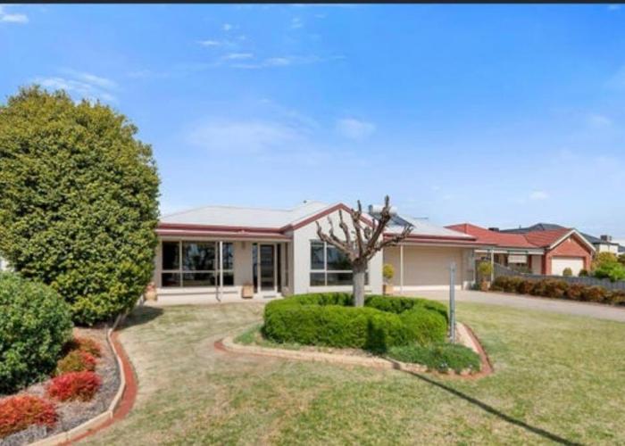 Lakefront Beauty ! Pet friendly