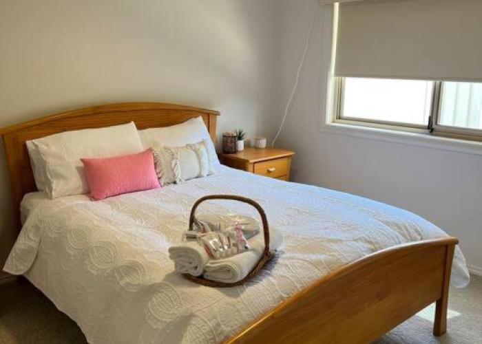 Lakefront Beauty ! Pet friendly