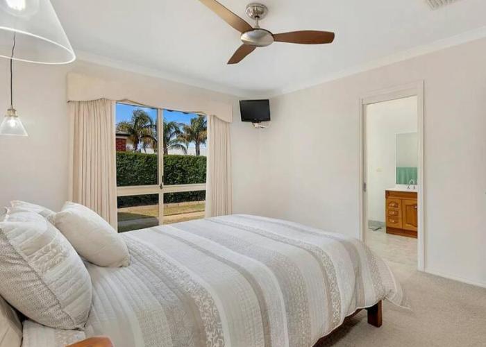 Lakefront Beauty ! Pet friendly