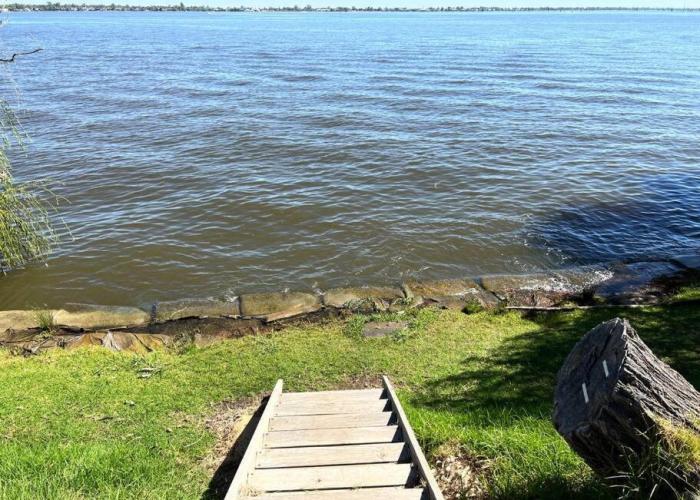 Lakefront Beauty ! Pet friendly