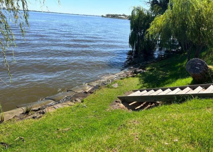 Lakefront Beauty ! Pet friendly