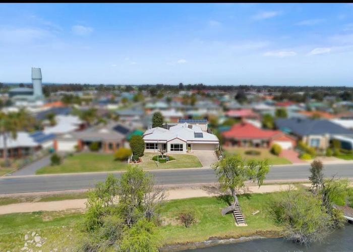 Lakefront Beauty ! Pet friendly
