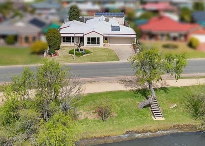 Lakefront Beauty ! Pet friendly