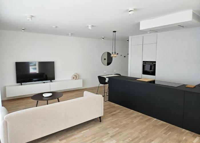 New Spacious Two Bedroom Center with Parking, near Public Transport