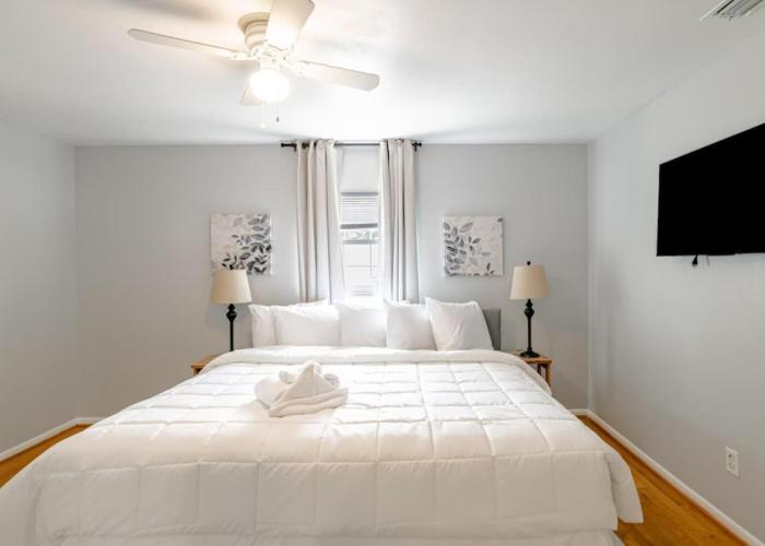 Private Pool & Yard Mins to Dining & University