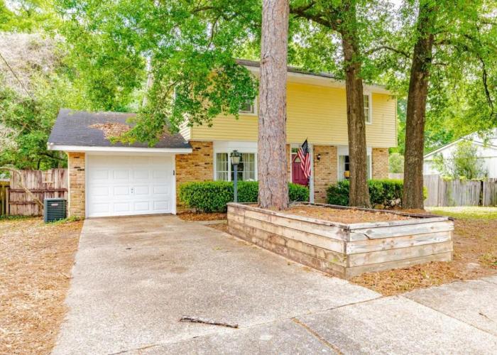 Private Pool & Yard Mins to Dining & University