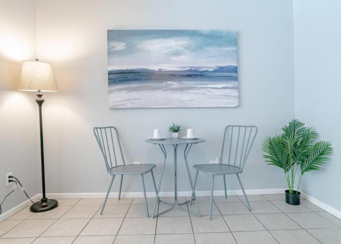 Private Pool & Yard Mins to Dining & University