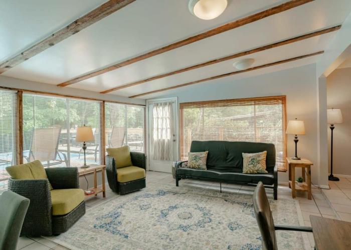 Private Pool & Yard Mins to Dining & University