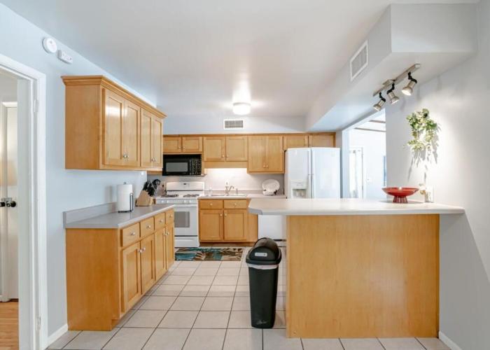 Private Pool & Yard Mins to Dining & University