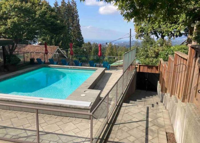 The Lions Self Contained Suite, Shared Pool, Hot Tub, Views