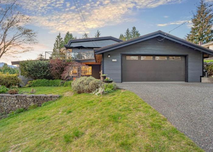 Grouse Cheerful large private bedroom, bath, shared deck, pool, hot tub