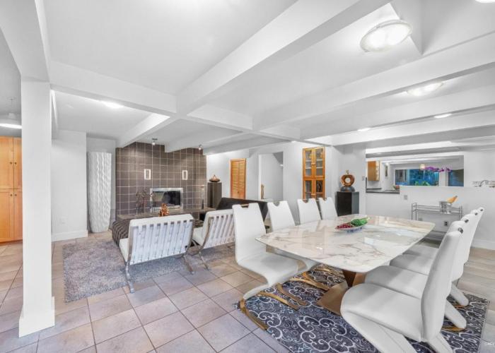 Grouse Cheerful large private bedroom, bath, shared deck, pool, hot tub