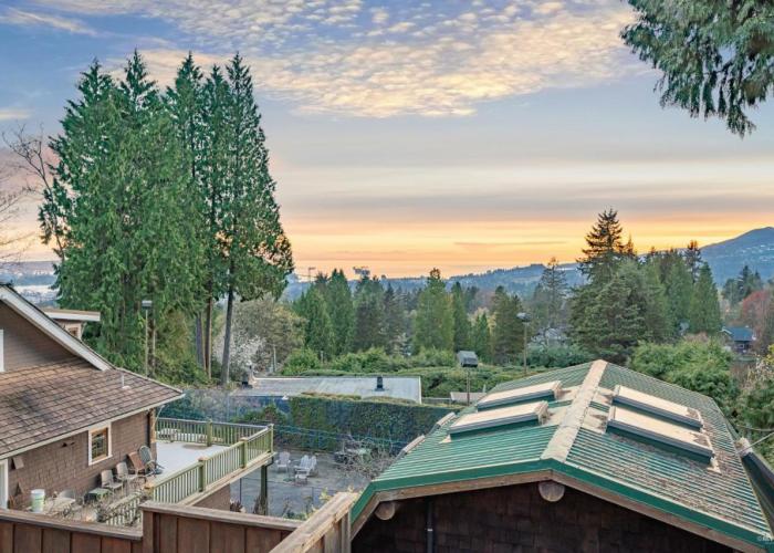 Grouse Cheerful large private bedroom, bath, shared deck, pool, hot tub