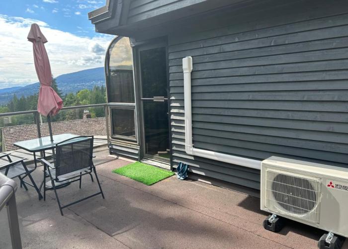 Grouse Cheerful large private bedroom, bath, shared deck, pool, hot tub