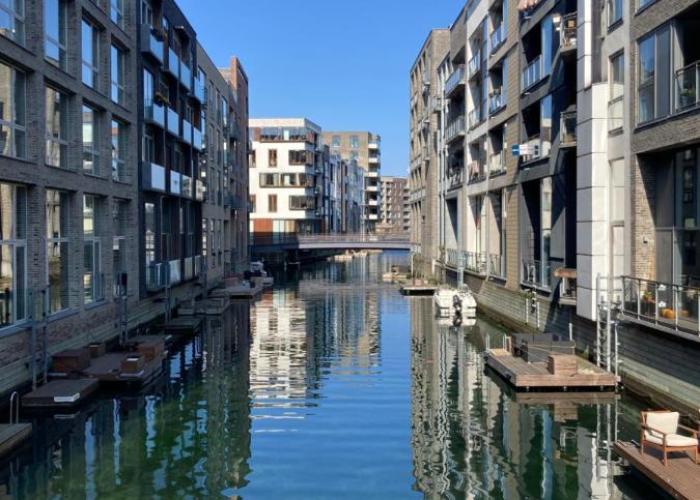 Apartment with canal view