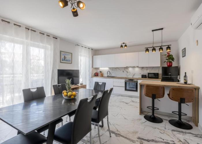 Seaside Sanctuary - Modern 3 Bedroom and 3 Bathroom Apartment 60m from Beach