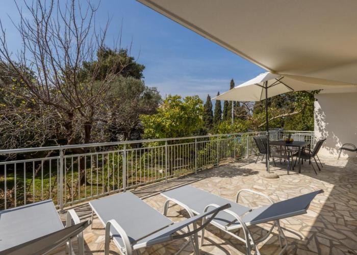 Seaside Sanctuary - Modern 3 Bedroom and 3 Bathroom Apartment 60m from Beach