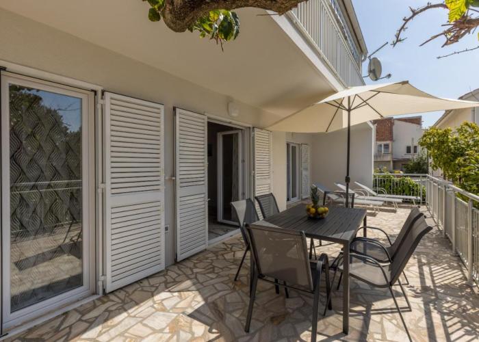 Seaside Sanctuary - Modern 3 Bedroom and 3 Bathroom Apartment 60m from Beach
