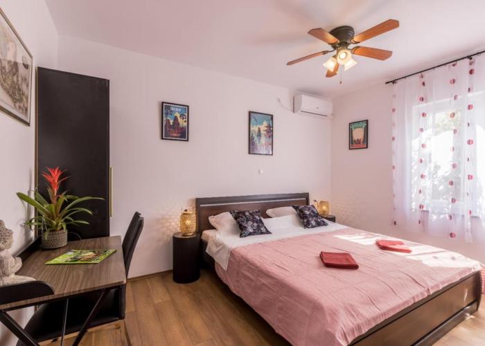 Seaside Sanctuary - Modern 3 Bedroom and 3 Bathroom Apartment 60m from Beach