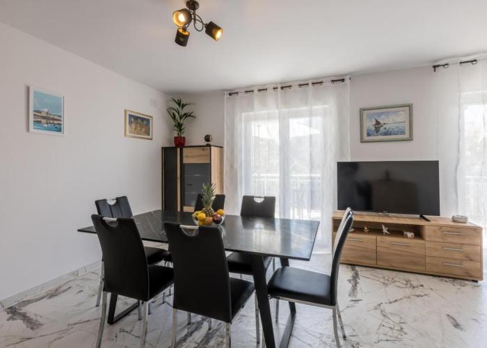Seaside Sanctuary - Modern 3 Bedroom and 3 Bathroom Apartment 60m from Beach