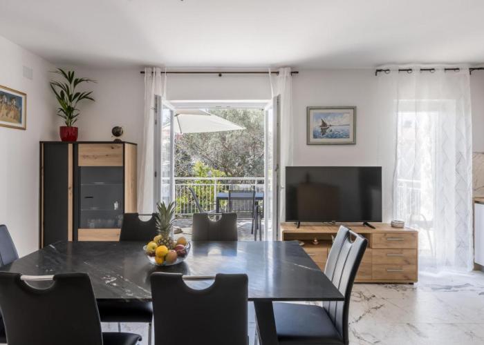 Seaside Sanctuary - Modern 3 Bedroom and 3 Bathroom Apartment 60m from Beach