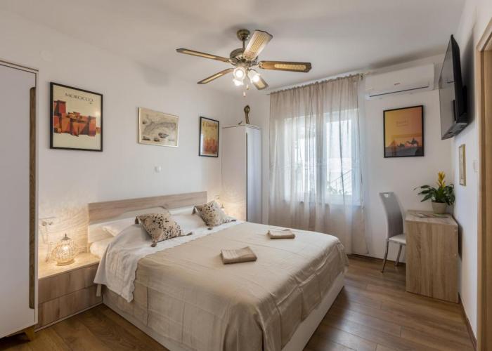 Seaside Sanctuary - Modern 3 Bedroom and 3 Bathroom Apartment 60m from Beach