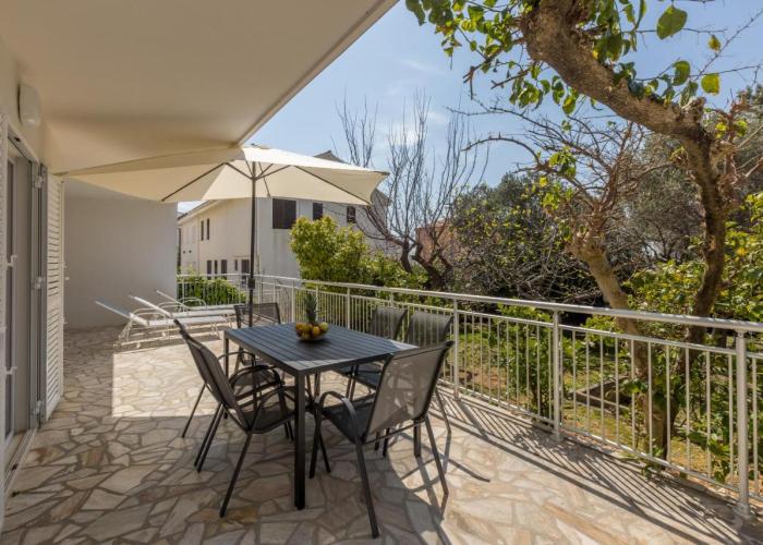 Seaside Sanctuary - Modern 3 Bedroom and 3 Bathroom Apartment 60m from Beach
