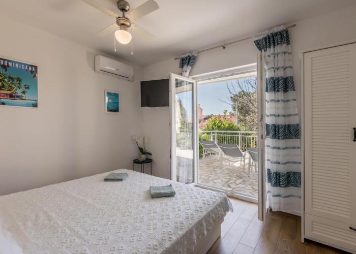 Seaside Sanctuary - Modern 3 Bedroom and 3 Bathroom Apartment 60m from Beach