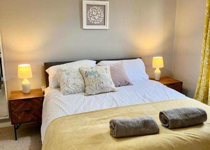 Canada House - Sleeps 6 -3 King or 6 Single Ideal for contractors