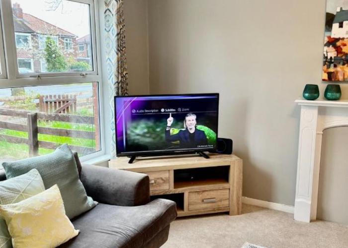 Canada House - Sleeps 6 -3 King or 6 Single Ideal for contractors