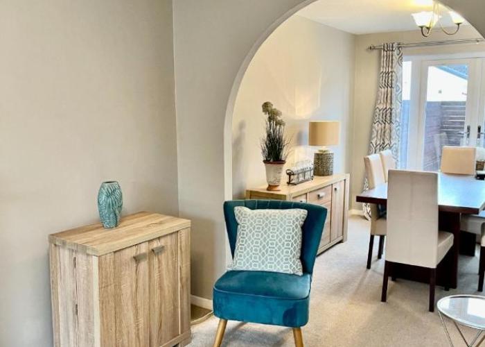 Canada House - Sleeps 6 -3 King or 6 Single Ideal for contractors