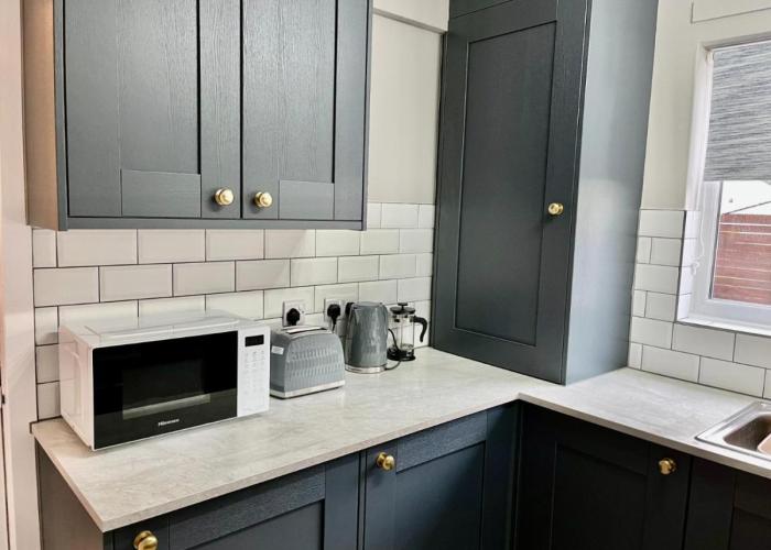 Canada House - Sleeps 6 -3 King or 6 Single Ideal for contractors