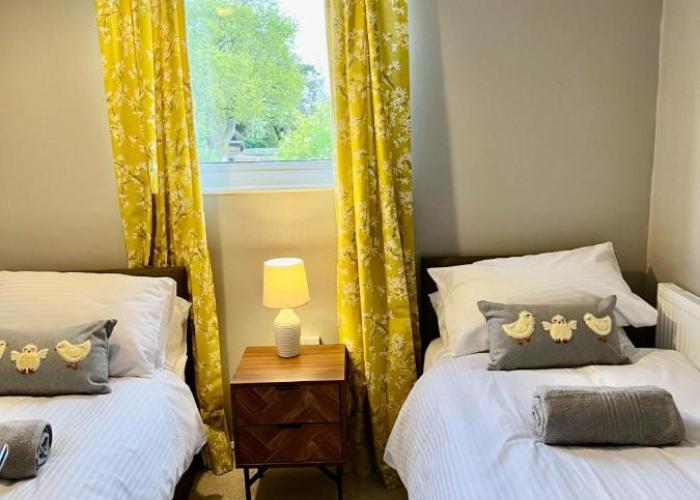 Canada House - Sleeps 6 -3 King or 6 Single Ideal for contractors