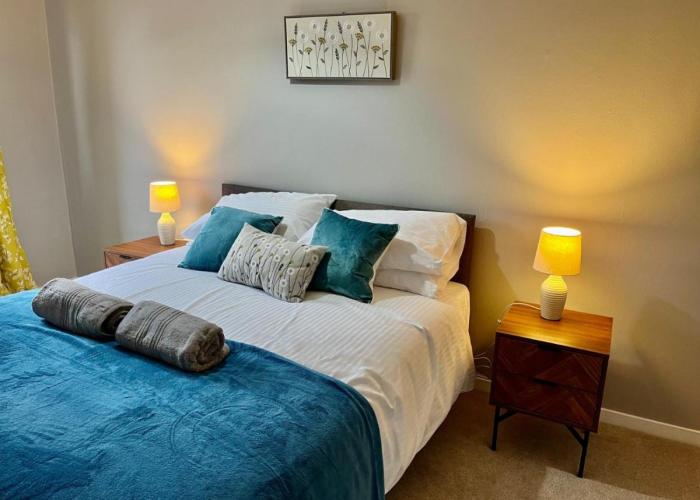 Canada House - Sleeps 6 -3 King or 6 Single Ideal for contractors