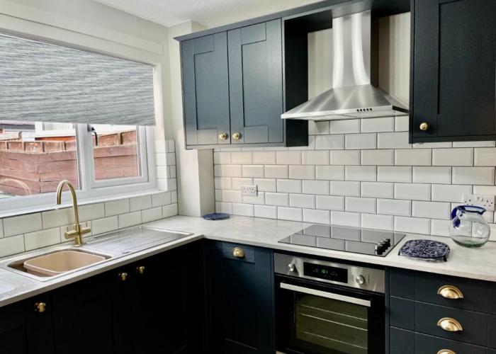 Canada House - Sleeps 6 -3 King or 6 Single Ideal for contractors