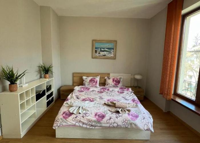 Rio Sunny 2BDR Apt near NDK - Metro - non-stop paid public Parking