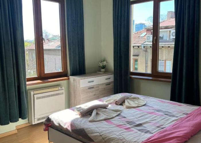 Rio Sunny 2BDR Apt near NDK - Metro - non-stop paid public Parking